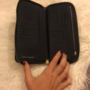 Tory Burch Bags - Tory Burch Robinson Leather Wallet Tory Burch Bags - Tory Burch Robinson Leather Wallet
